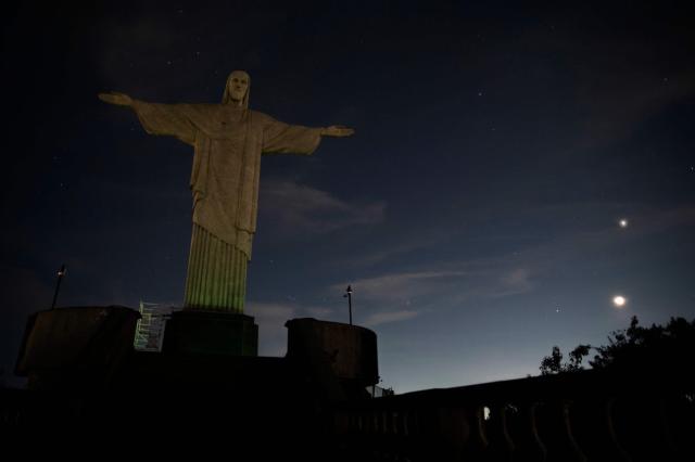 christ the redeemer at night