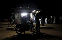 Un residente llena el tanque de gasolina de su moto. REUTERS/Thomas Mukoya