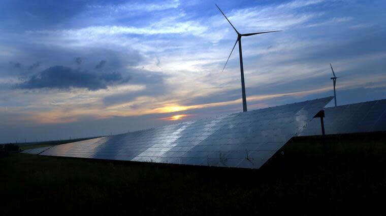 Deutschland ist stolz auf seine Energiewende – zu Unrecht? Solarkraftanlage und Windräder im bayerischen Kitzingen. Foto: dpa