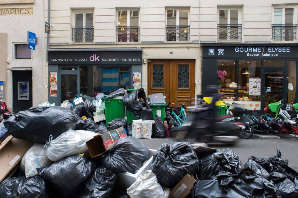 Des déchets s’amoncellent dans les rues de Paris, comme ici dans le 8e arrondissement, depuis le début de la grève des éboueurs contre la réforme des retraites, le 5 mars dernier. 