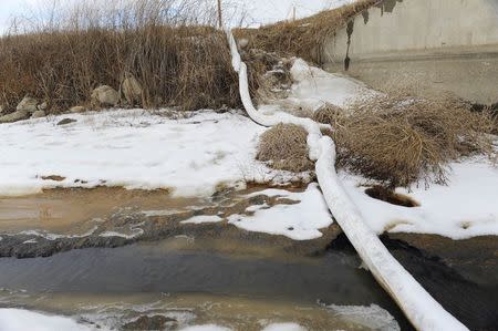 Clean-up efforts continue about 15 miles outside Williston, North Dakota January 22, 2015. REUTERS/Andrew Cullen