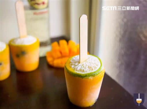 以白蘭姆酒為基底的芒果調酒冰棒「芒果黛綺莉Mango Daiquiri」外型相當可愛吸睛。（圖／IG cocktail_home提供）