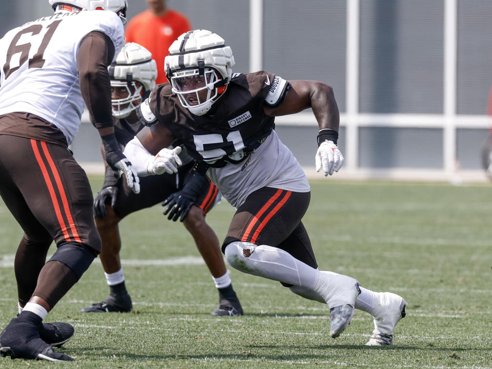 BEREA, OH - AUGUSTUS 05: Verdedigingsuitrusting Mike Hall Jr. Nee. 51 van de Cleveland Browns voeren oefeningen uit tijdens trainingskamp op hun CrossCountry Mortgage Campus op 5 augustus 2024 in Berea, Ohio. (Foto door Don Juan Moore/Getty Images)