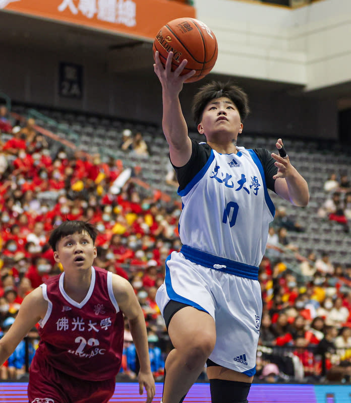 UBA女子組季軍戰  文化大學奪勝（1） 112學年度UBA大專籃球聯賽公開女一級季軍賽24日 在台北小巨蛋開打，文化大學劉倩伶（右）繳出16分 11籃板8助攻的成績，幫助球隊以81比70擊敗佛光大 學。 中央社記者鄭清元攝  113年3月24日 