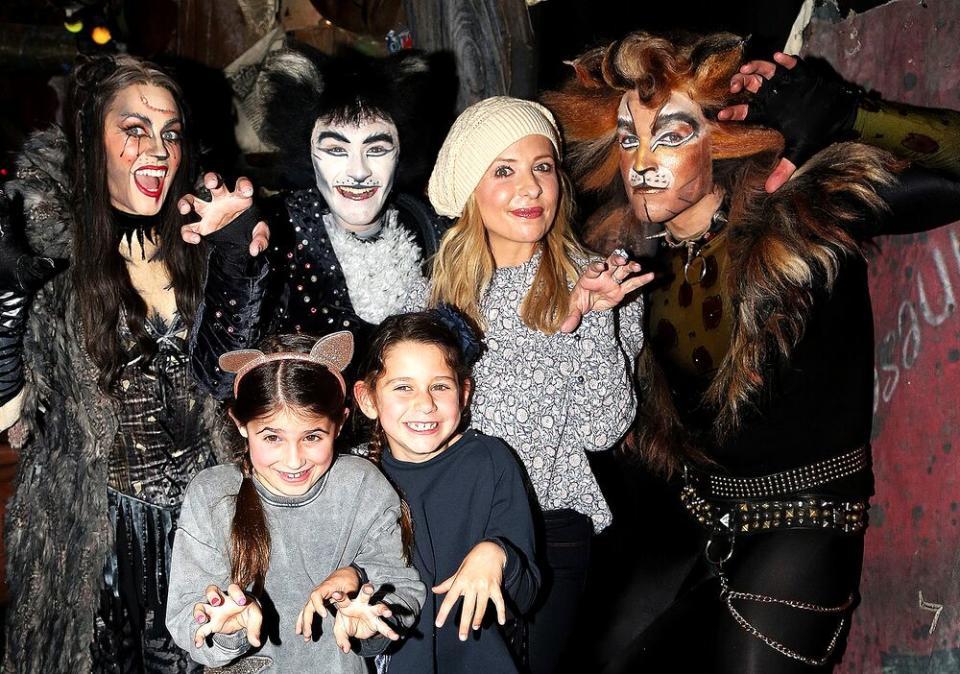 Sarah Michelle Gellar, her daughter Charlotte Grace Prinze and her daughter's friend pose with the cast of Cats | Bruce Glikas/FilmMagic