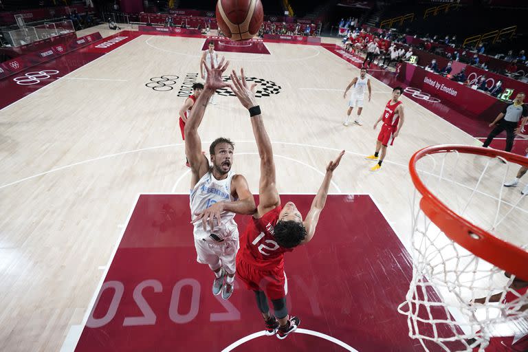 Marcos Delia lanza frente al japonés Yuta Watanabe; el pivote argentino tuvo un muy buen rendimiento.