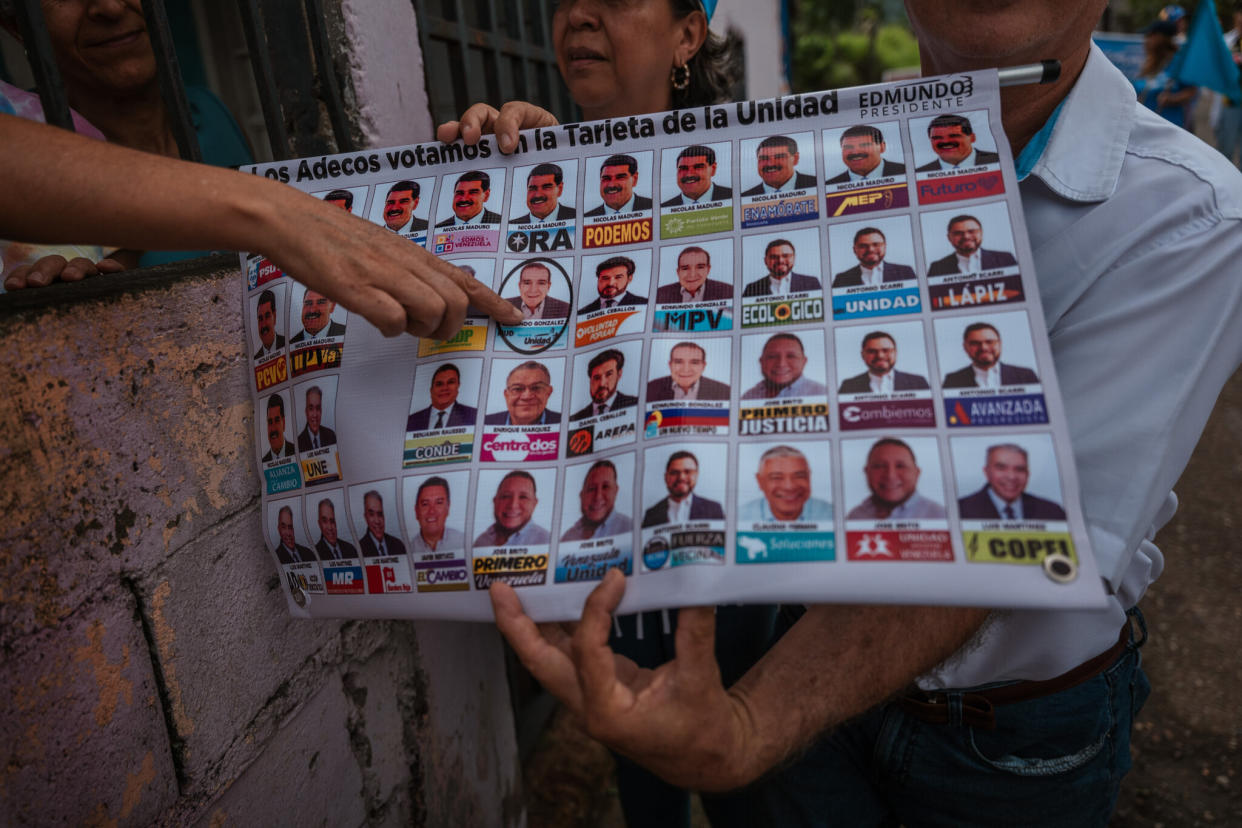 Simpatizantes del candidato opositor Edmundo González este mes le mostraban la papeleta electoral a los vecinos de El Junco, Venezuela. (Adriana Loureiro Fernandez/The New York Times)
