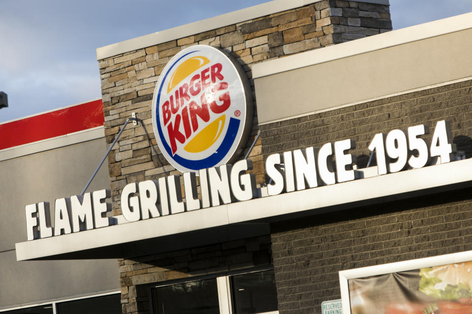 <p>Doppelt hält besser dachten sich die Besitzer von Burger King und so ging das Unternehmen gleich zweimal an die Börse. 2006 war der Fast-Food-Gigant zum ersten Mal an der amerikanischen Börse vertreten, bevor er 2010 wieder entfernt wurde. Schon 2012 ging Burger King mit neuem Investor zurück, 2014 wurde das Unternehmen mit dem Kaffeehaus Tom Hortons zusammengelegt. Seitdem laufen die beiden Ketten unter einer gemeinsamen Aktie. </p>