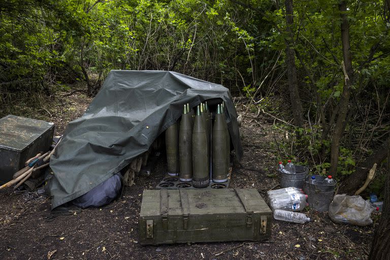 Una pila de proyectiles de obús de 155 mm se encuentra en una zona boscosa cerca de una base ucraniana