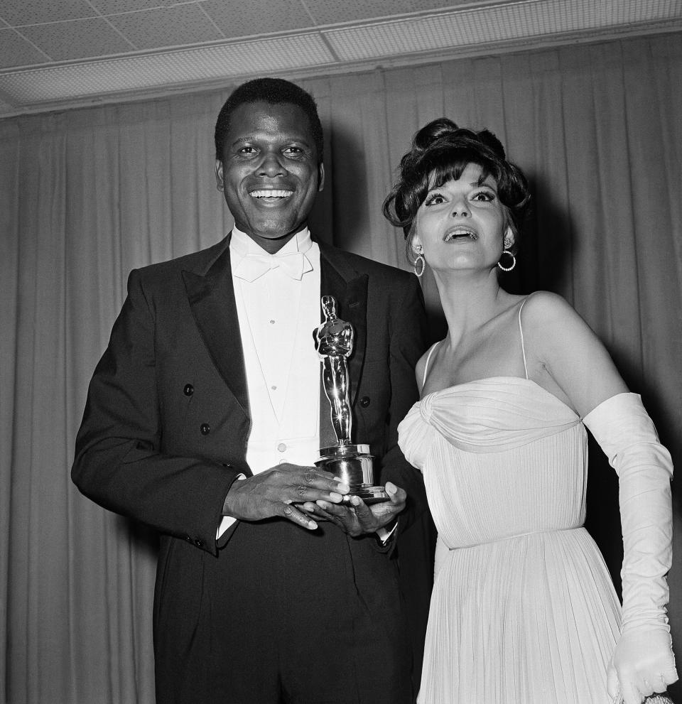 <p>Sidney Poitier ging 1964 ebenfalls in die Oscar-Geschichte ein und sorgte zugleich für einen riesigen Tumult. Der Schauspieler gewann als erster afroamerikanischer Mann den Preis in der Kategorie “Bester Schauspieler” für seine Rolle im Film “Lillies of the Field”. Laudatorin Anne Bancroft gratulierte Poitier mit einem flüchtigen Kuss auf die Wange – für das konservative Publikum in dieser Zeit, die immer noch von Rassenunruhen gezeichnet waren, ein absoluter Skandal! (Bild: AP Photo) </p>