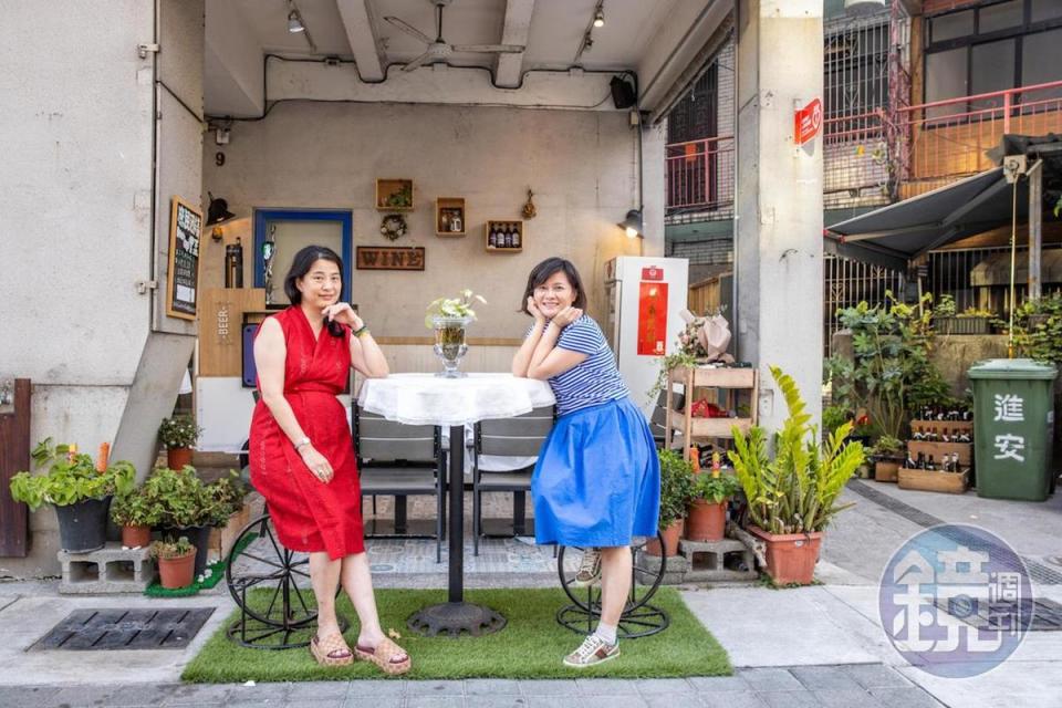 老闆娘葉荏蓉（蓉蓉姐）（左）輕鬆打點外場、陳婉萱（Susan）（右）專長挑酒搭餐，這對「庶民雙姝」是餐廳裡最嬌艷的風景。