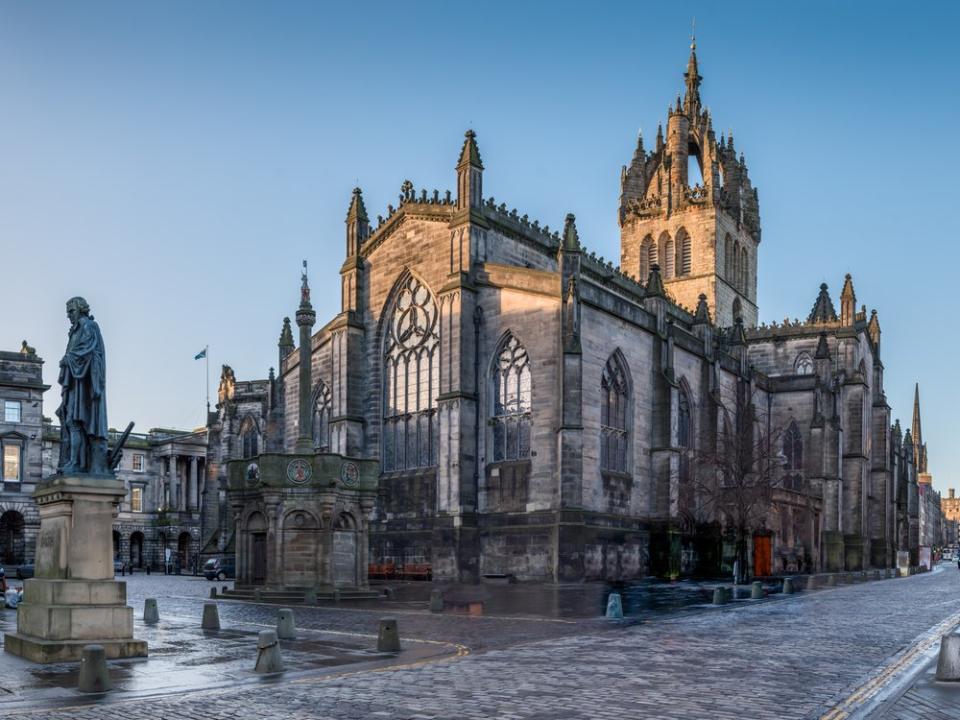 In der St. Giles-Kathedrale wurde der Sarg von Queen Elizabeth II. im September 2022 zunächst aufgebahrt. Nun erhält ihr Sohn hier die schottischen Kronjuwelen. (Bild: ExFlow/Shutterstock.com)