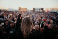 Wegen einer verlorenen Wette gegen den Illusionsisten Farid musste Sophia Thomalla vor Tausenden von Menschen auf der Bühne von "Rock am Ring" performen - und löste es mit Bravour.