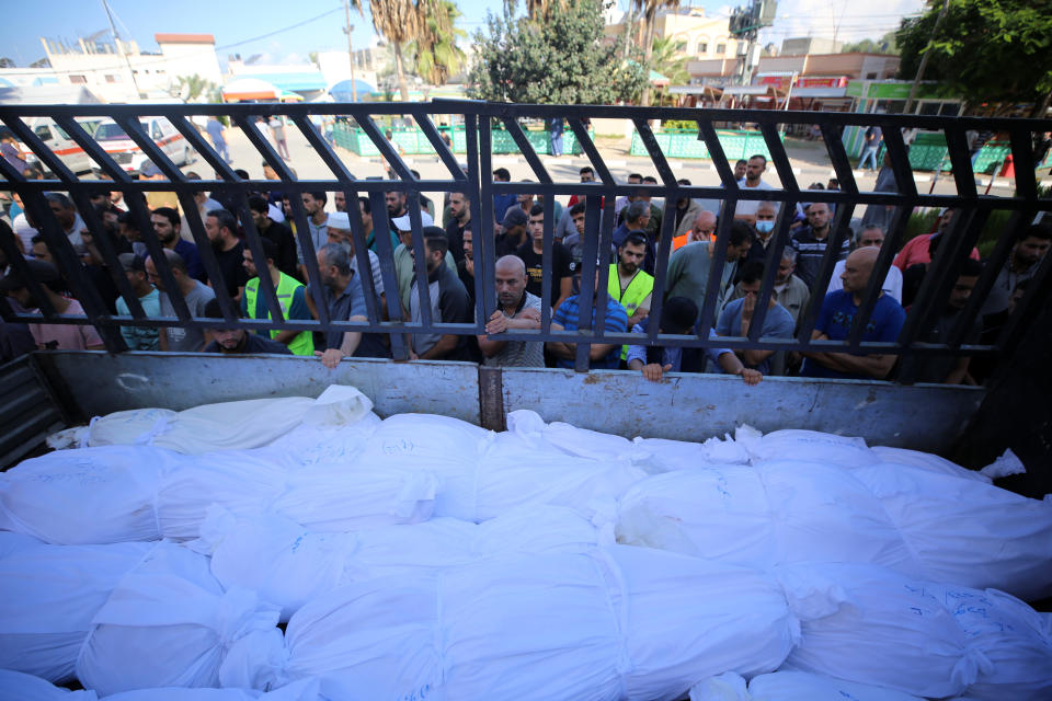 10月15日，在 Deir Al-Balah 城鎮，一輛貨車上載有十多具屍體，準備運送往埋葬。(Photo by Majdi Fathi/NurPhoto via Getty Images)