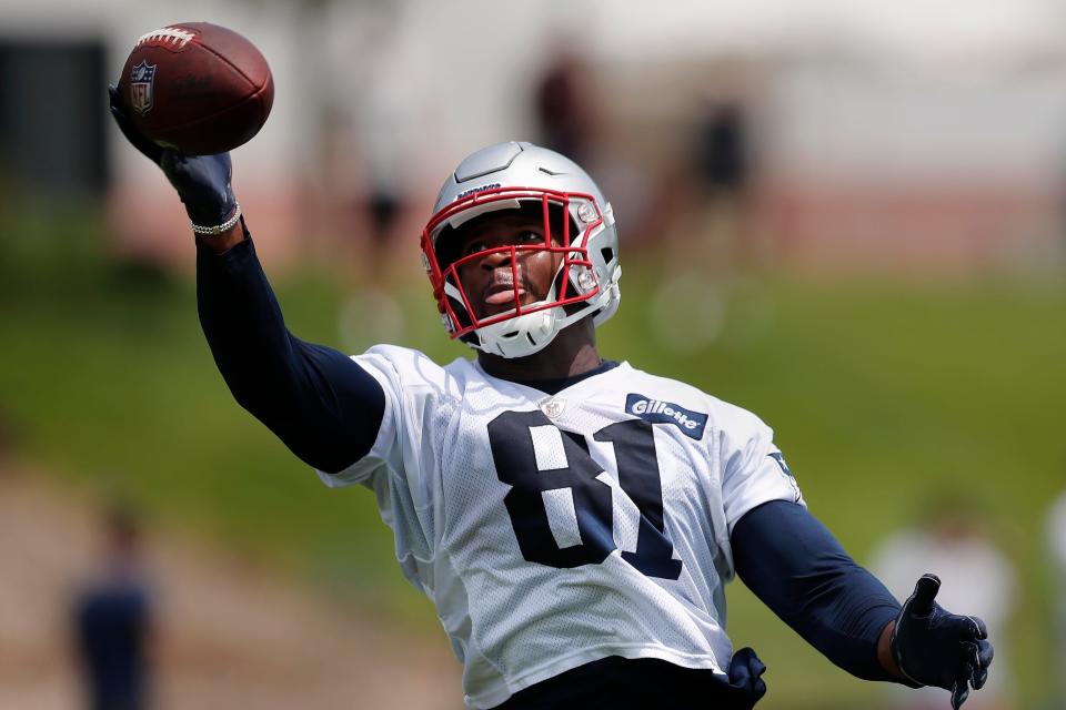 Patriots tight end Jonnu Smith takes part in a drill during a May workout.