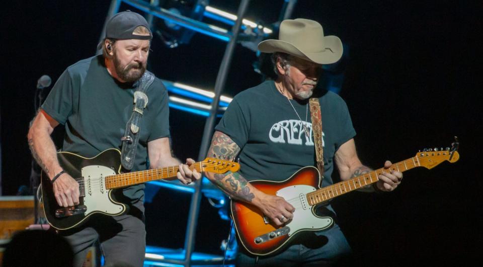 Ronnie Dunn (left) trading guitar licks with a bandmate at the Brooks & Dunn show in Pittsburgh.