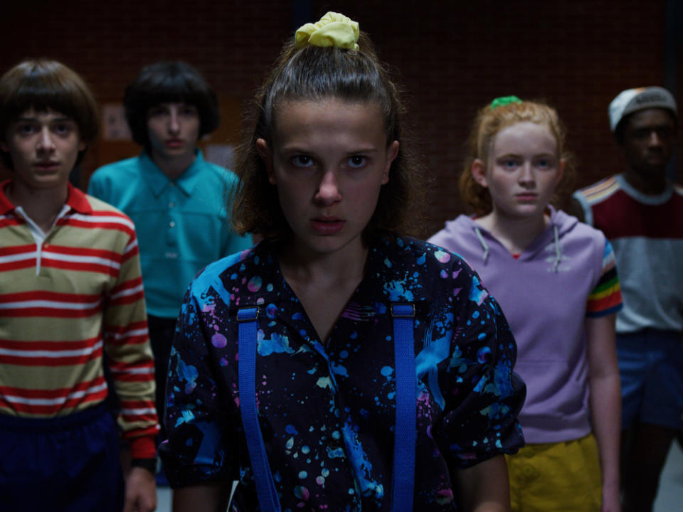 Millie Bobby Brown (vorne) und ihre Clique in der dritten Staffel von 