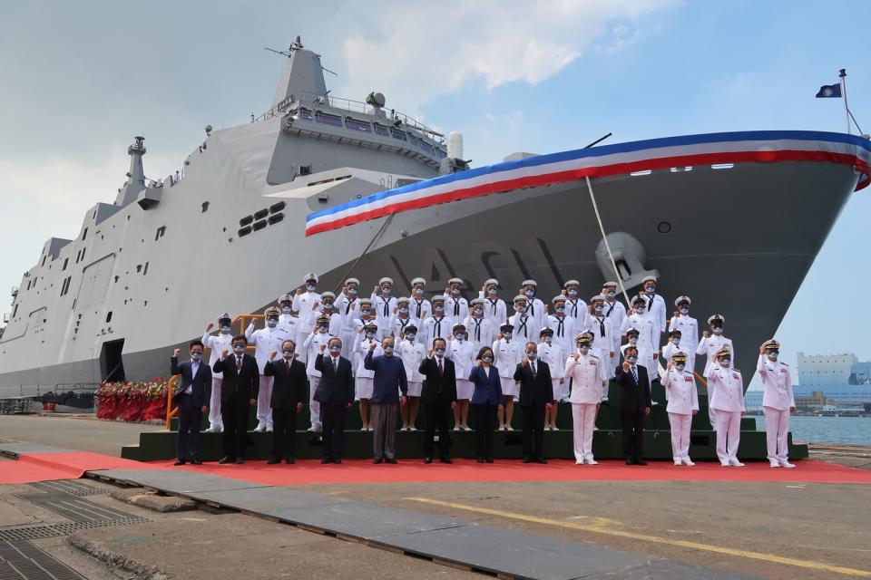 台灣首艘國行設計建造的萬級船塢運輸艦「玉山艦」今（30）日上午在台船公司舉行交接典禮   圖:林朝億/攝