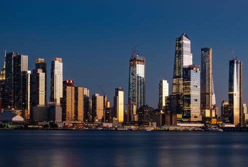 <span class="caption">New York restricts the growth of glass skyscrapers. </span> <span class="attribution"><a class="link " href="https://www.shutterstock.com/image-photo/panorama-midtown-manhattan-lower-dusk-blue-1334754314?src=B-eWnk4HzPFyiMtqvH7rzg-9-99" rel="nofollow noopener" target="_blank" data-ylk="slk:Shutterstock.;elm:context_link;itc:0;sec:content-canvas">Shutterstock.</a></span>