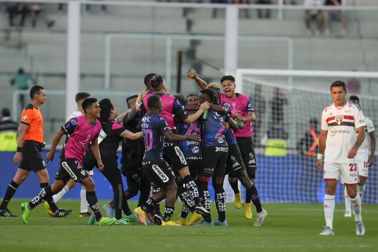 Los jugadores de Independiente del Valle, de Ecuador, festejan la victoria en la final de la Copa Sudamericana ante Sao Paulo, el sábado 1 de octubre de 2022 (AP Foto/Natacha Pisarenko)