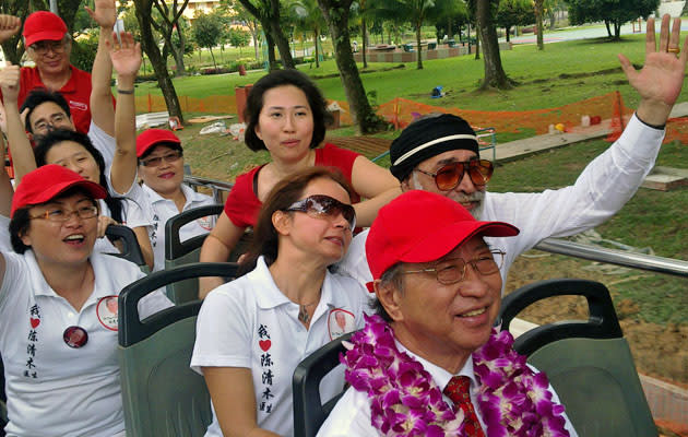 Dr Tan Cheng Bock and more than 20 volunteers tour the island to thank his supporters. (Yahoo! photo/Christine Choo)