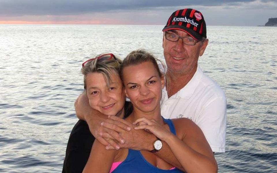 Ein Bild aus glücklichen Zeiten: 2008 wagten Birgit (links) und Norbert Bebensee mit Tochter Bianca einen Neustart auf Gran Canaria. Nun ist Norbert Bebensee mit 67 Jahren verstorben. (Bild: VOX / Norddeich TV / Dreh-WG)