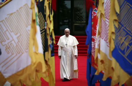 Pope Francis arrives to attend a welcoming ceremony at the presidential Blue House in Seoul August 14, 2014. REUTERS/Kim Hong-Ji