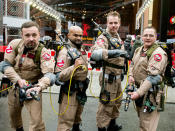 <p>… gabs aber nicht auf, sondern neben dem roten Teppich zu sehen. Für die Berlinale schmissen sich diese vier Filmfans in ein Ghostbusters-Outfit. (Bild: dpa)</p>