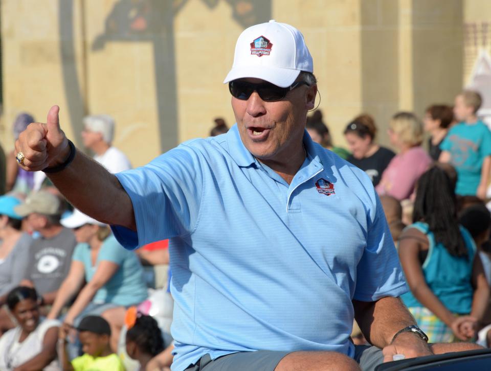 Joe DeLamielleure gestures to the crowd during the the Pro Football Hall of Fame Festival's Grand Parade on Cleveland Avenue in advance of the 2014 enshrinement, Aug. 2, 2014, in Canton. (Kirby Lee-USA TODAY Sports)