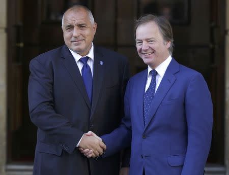 Boyko Borissov, the Prime Minister of Bulgaria (L) is met by Britain's Foreign Office minister Hugo Swire as he arrives at a summit on corruption at Lancaster House in central London, Britain, May 12, 2016. REUTERS/Paul Hackett