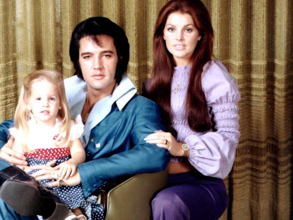 Ihr Glück war nur von kurzer Dauer: Elvis und Priscilla Presley mit ihrer Tochter Lisa Marie. (Bild: ImageCollect/Globe-Photos)