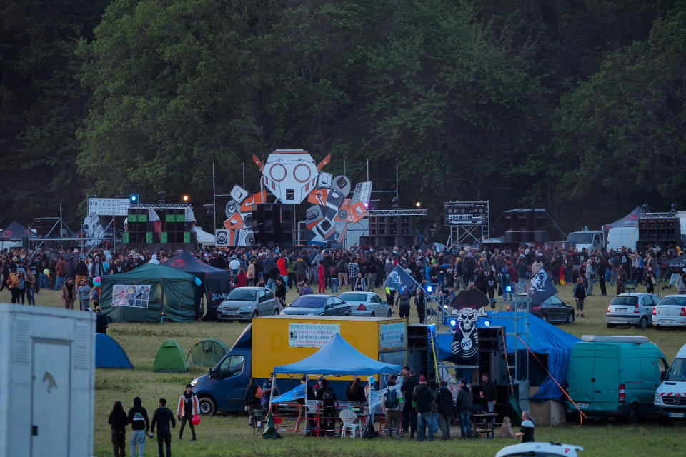 Une vue générale du Teknival dans un champ à Villegongis, dans l’Indre, le 18 mai 2023.