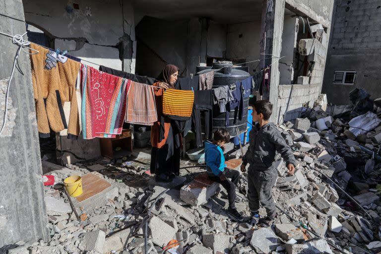 La población en Rafah, en el sur de la Franja de Gaza, sufre por el impacto de los ataques. (Abed Rahim Khatib/dpa)