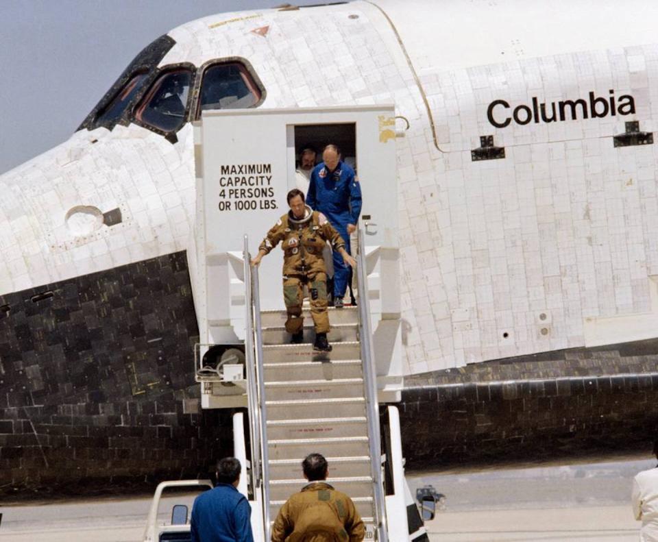 Piloto del SNS-1 Robert L. Crippen descendiendo las escaleras de la nave espacial Columbia tras su reentrada en la Tierra el 14 de abril de 1981. NASA