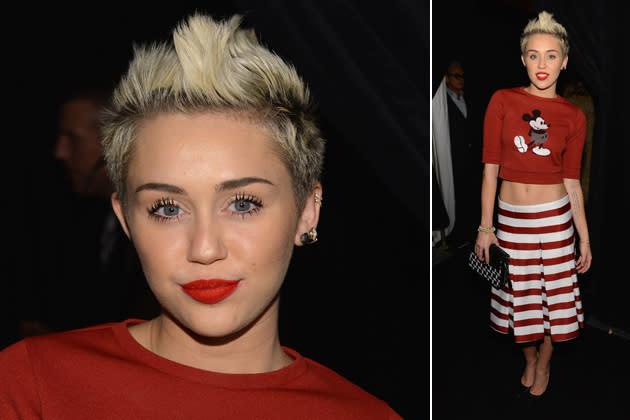 Miley Cyrus und Mickey Mouse – das ist doch ein stylisches Disney-Duo. Für die Marc-Jacobs-Show schlüpfte der ehemalige "Hannah Montana"-Star in einen Mickey-Pulli, einen rot-weiß gestreiften Rock und zeigte ihre durchtrainierte Mitte. Ein rundum gelungener Look und Fashion-Week-Ausflug, bei dem auch wir richtig gern Mäuschen gespielt haben. (Bilder: Getty Images)