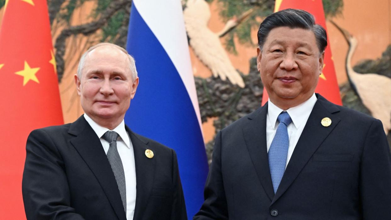  Russia's President Vladimir Putin and Chinese President Xi Jinping shaking hands during a meeting in Beijing on October 18, 2023. 