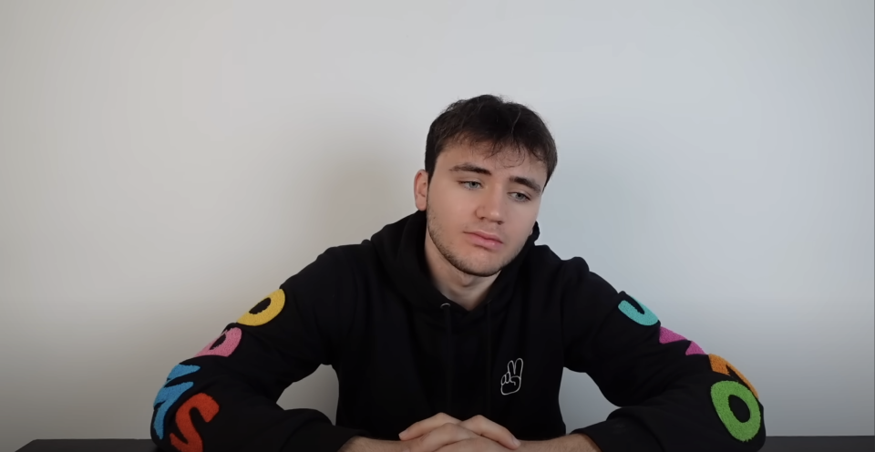 Le youtubeur Néo réagit, en vidéo, après la condamnation de ses parents pour escroquerie.