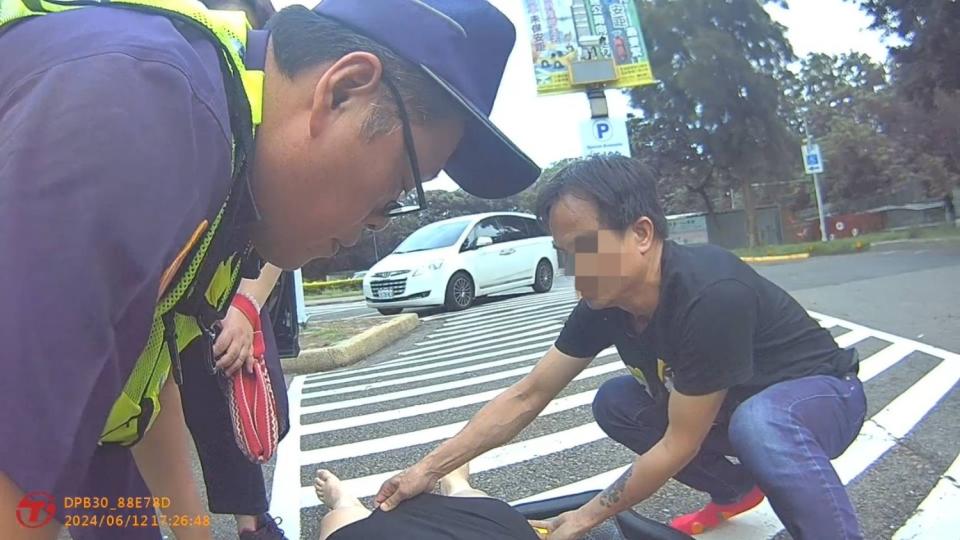 蔡國逞小隊長對婦人進行CPR搶救畫面。（圖/記者 張泓笙翻攝）