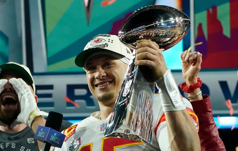 Patrick Mahomes  celebrando el triunfo de Kansas City Chiefs frente a Philadelphia Eagles en la final del Super Bowl 2023