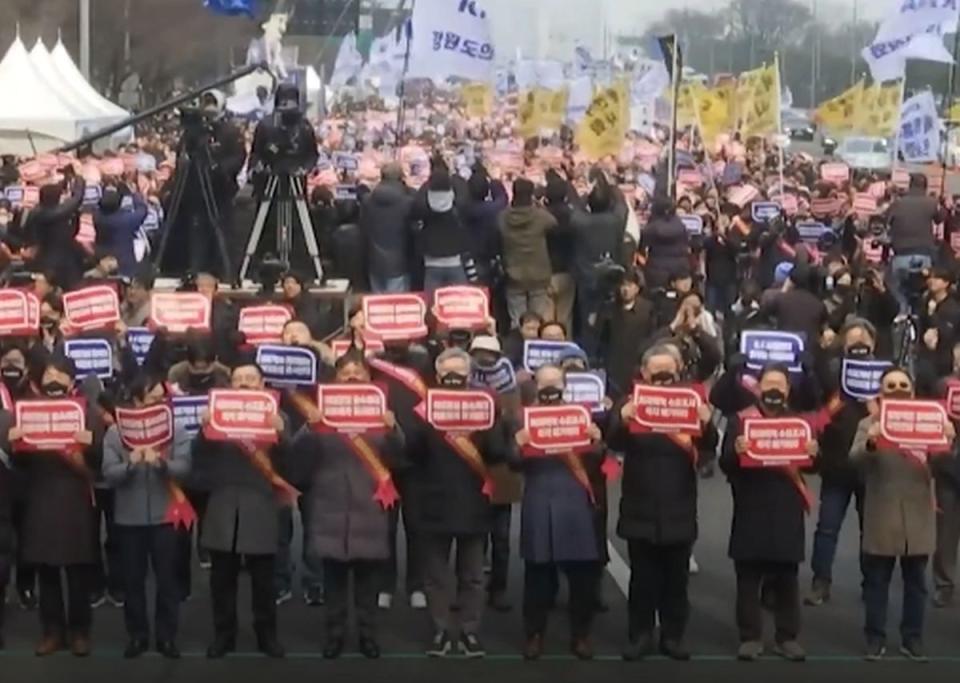 南韓政府與醫界對立越演越烈，醫界要求政府撤銷增收醫學生決定，才能溝通；南韓政府稱增招決定「不可能改變」。