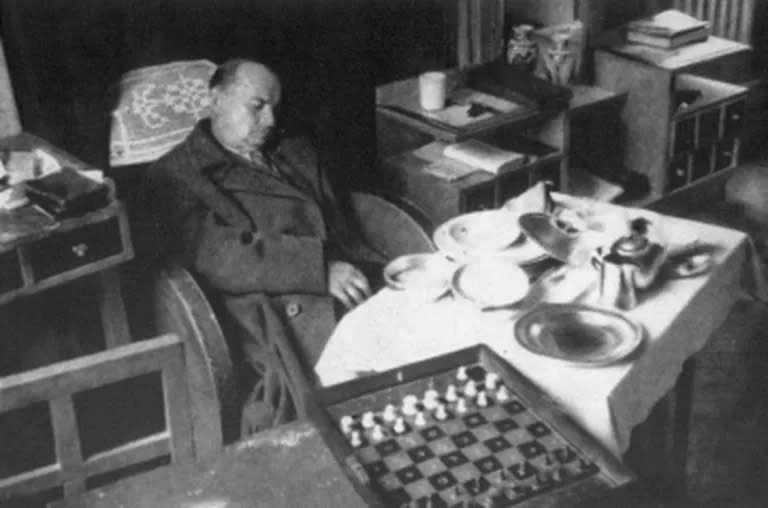 Alekhine, muerto, en un hotel de Estoril, el 24 de marzo de 1946