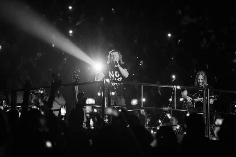 Fher, en su rol de frontman, ante una multitud apasionada en un reciente concierto de Maná