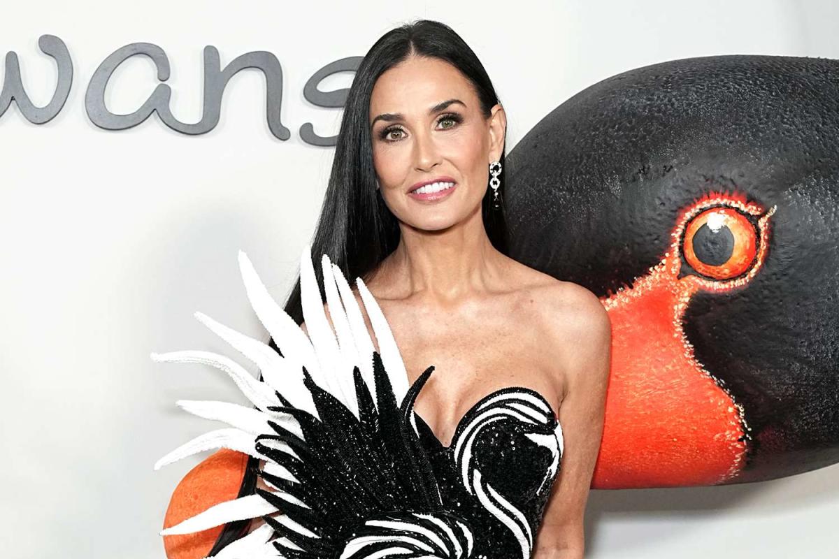 Demi Moore Brings Gorgeous Swan Design To Feud Capote Vs The Swans   2d421f2479eebc15dca018849b8f4f83