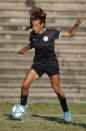 La futbolista Mara Gómez entrena con su club de primera división Villa San Carlos en La Plata, Argentina, el miércoles 12 de febrero de 2020. Gómez es una futbolista transgénero que por ahora sólo puede entrenar con el club mientras espera permiso de la Asociación del Fútbol Argentino (AFA). De obtenerla, sería la primera mujer trans en competir dentro de la primera división profesional del fútbol argentino (AP Foto/Natacha Pisarenko)