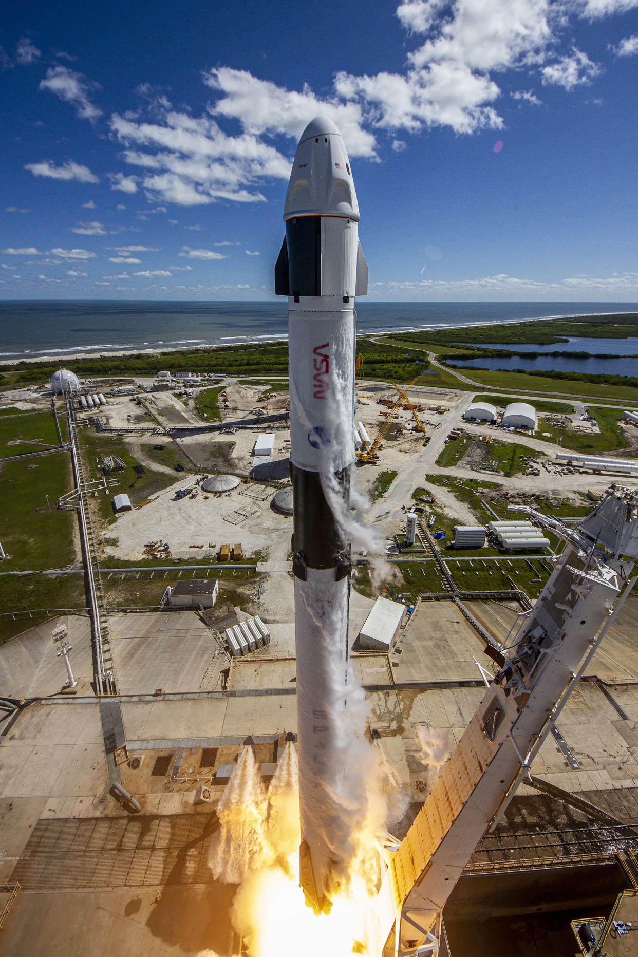 Un cohete Falcon 9 de SpaceX que transporta la misión Crew-5 con cuatro astronautas despega de cabo Cañaveral, Florida, el 5 de octubre de 2022, a 4000 kilómetros de la sala de control de misión de la empresa en Hawthorne, California. (SpaceX vía The New York Times)
