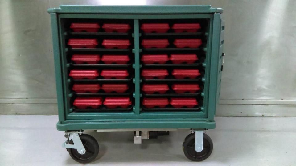 吉維那設計製造出可以加溫的保溫餐盒車。（吉維那提供）