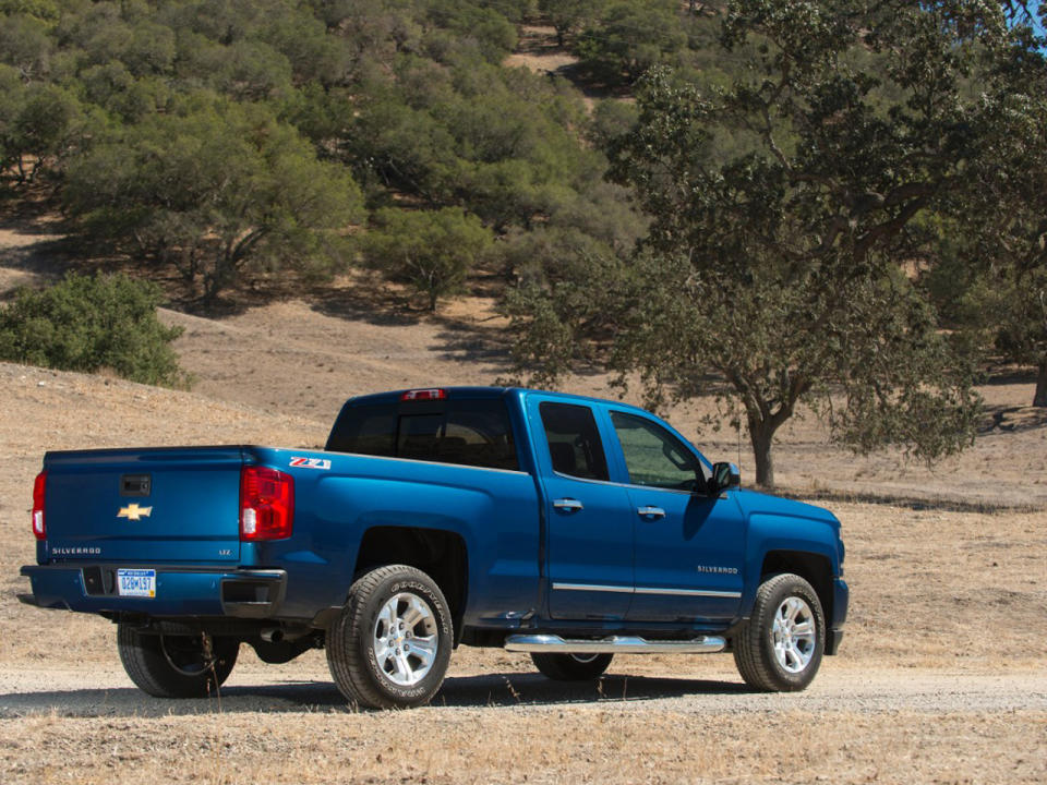 Ebenfalls ein Klassiker: Der Silverado aus dem Hause Chevrolet. Der Einstiegspreis liegt bei etwa 26.000 Euro. Der Käufer kann beim 1500er Silverado zwischen drei Benzinern mit sechs und acht Zylindern wählen. Die Leistung liegt zwischen 288 und 425 PS. Besonders stolz ist Chevrolet auf die Ladefläche seiner Pick-ups, die besteht nämlich aus Vollstahl. (Bild-Copyright: Chevrolet)