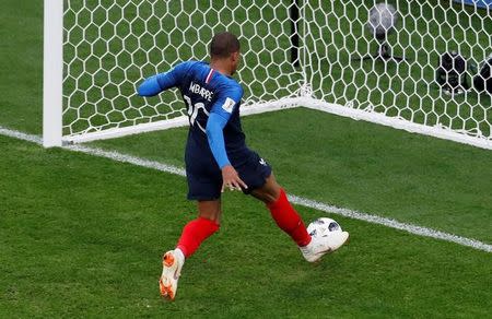 El delantero francés Kylian Mbappé convierte frente a Perú en su su duelo por el grupo C de la Copa del Mundo de la FIFA en Ekaterimburgo, Rusia, jun 21, 2018 REUTERS/Andrew Couldridge