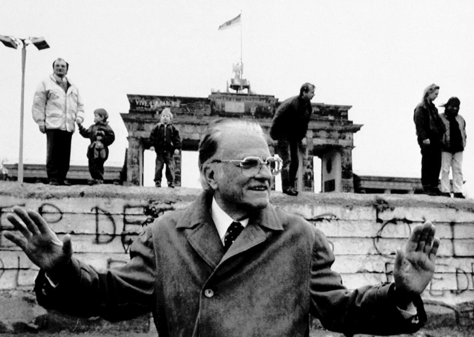 <p>Billy Graham poses in front of the Brandenburg Gate in Berlin on March 8, 1990, as a prelude to for a rally by the Berlin Wall in front of the Reichstag. (Photo: Mathias Krause/AP) </p>