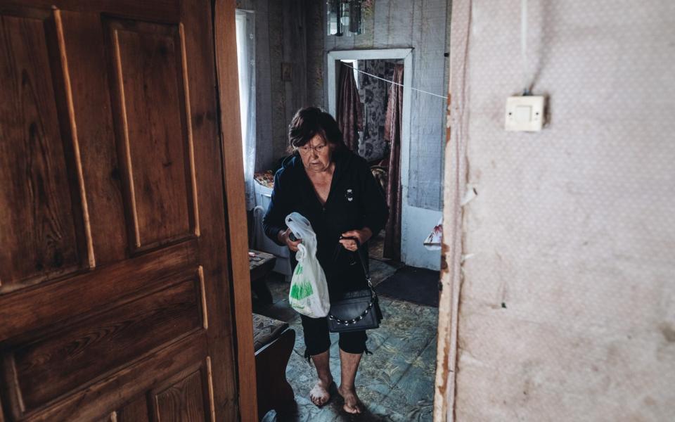 A Ukrainian woman prepares to evacuate her home as Russian attacks continue in Soledar - Diego Herrera Carcedo/Anadolu Agency